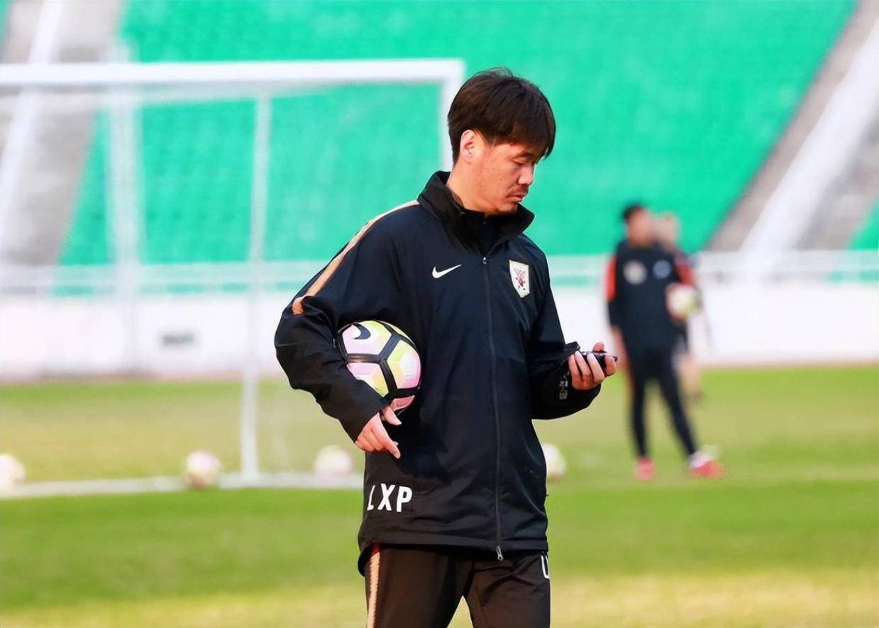 喜讯！海牛刚在12月22日官宣李霄鹏下课，他就选择去法甲深造被辟谣